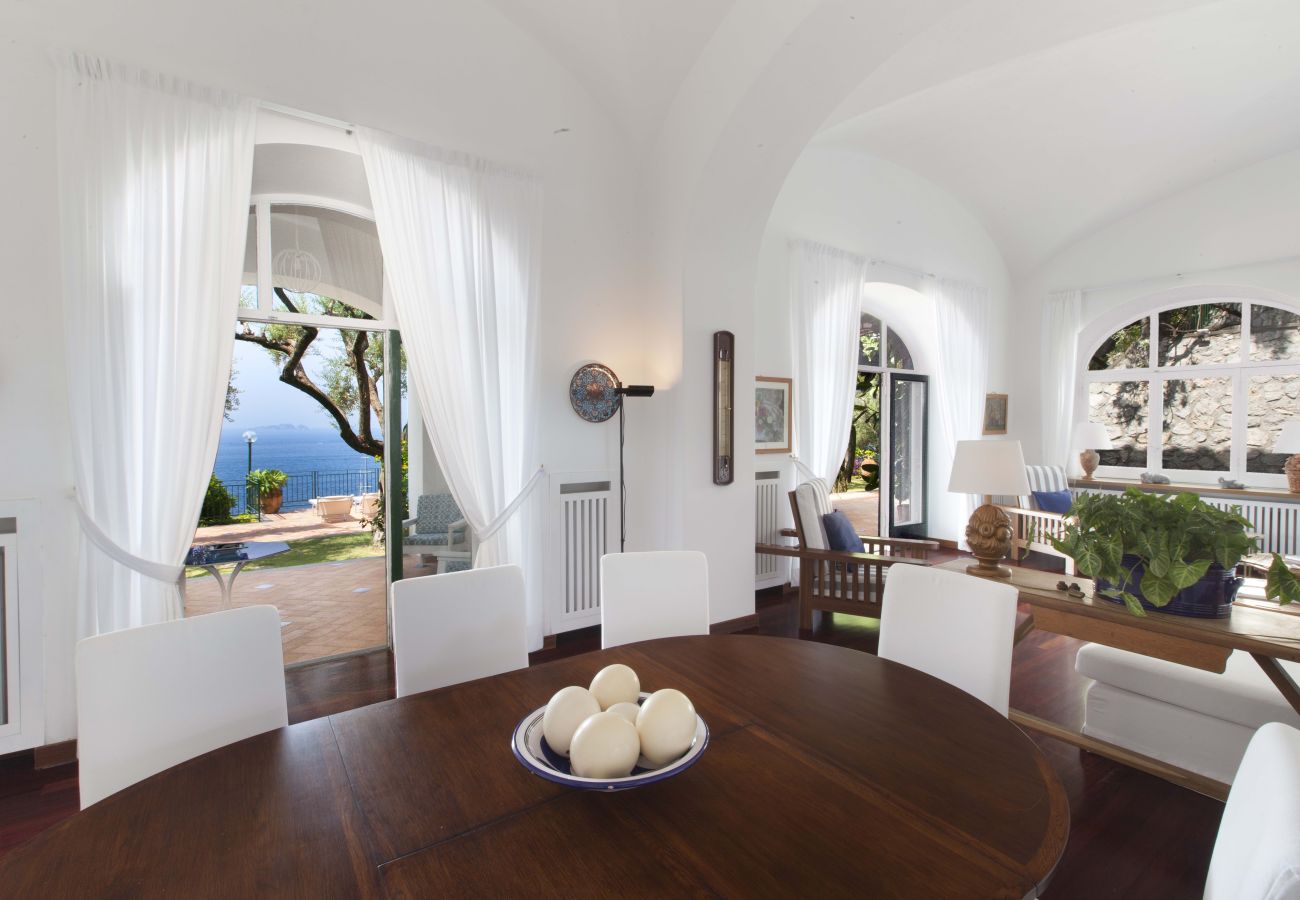 Villa a Positano - AMORE RENTALS - Villa Lo Scoglio con Accesso Diretto al Mare e Giardino 