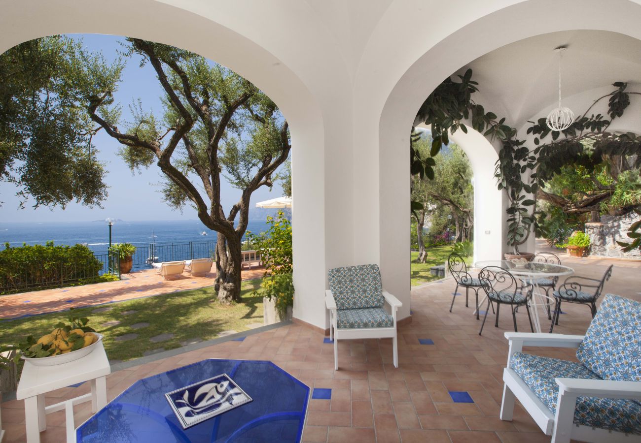 Villa a Positano - AMORE RENTALS - Villa Lo Scoglio con Accesso Diretto al Mare e Giardino 