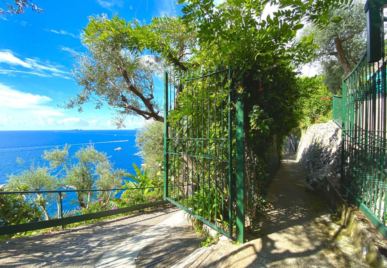 Villa a Positano - AMORE RENTALS - Villa Lo Scoglio con Accesso Diretto al Mare e Giardino 