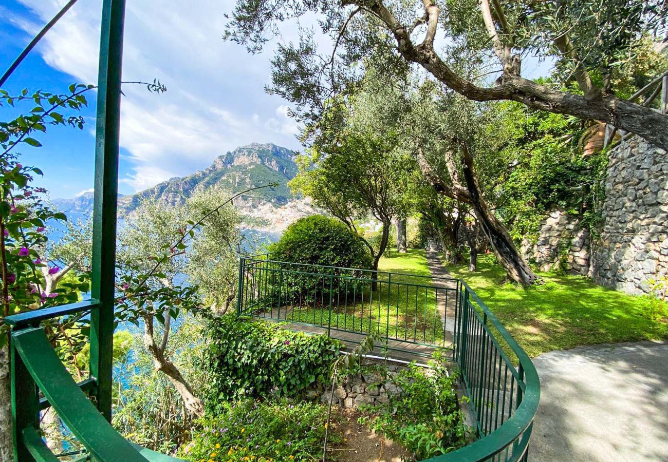 Villa a Positano - AMORE RENTALS - Villa Lo Scoglio con Accesso Diretto al Mare e Giardino 