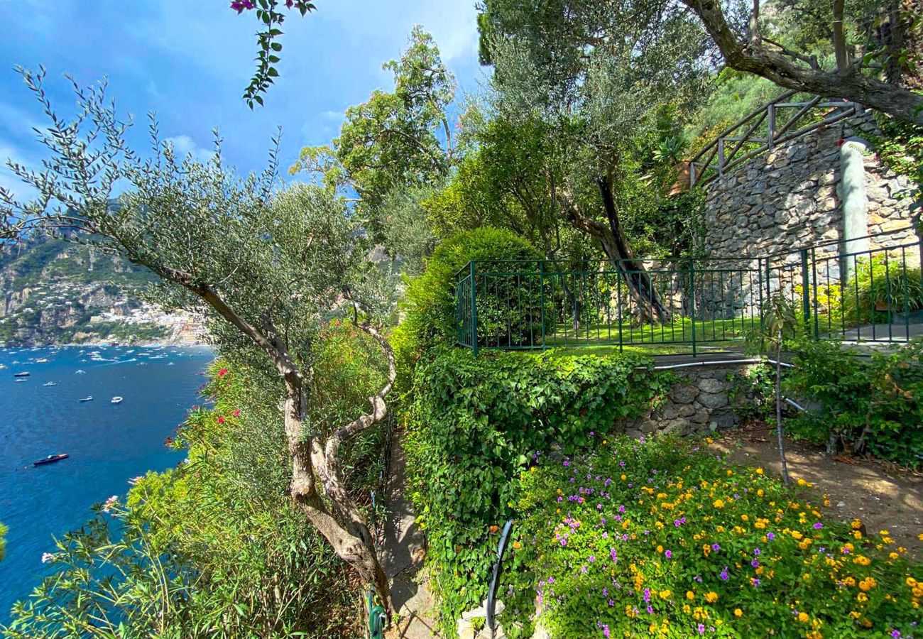 Villa a Positano - AMORE RENTALS - Villa Lo Scoglio con Accesso Diretto al Mare e Giardino 