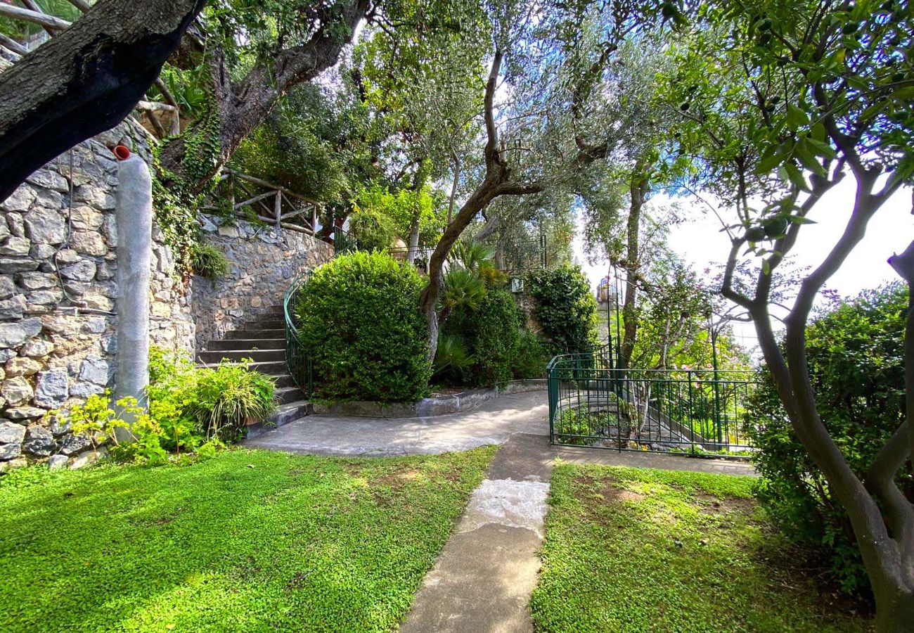 Villa a Positano - AMORE RENTALS - Villa Lo Scoglio con Accesso Diretto al Mare e Giardino 
