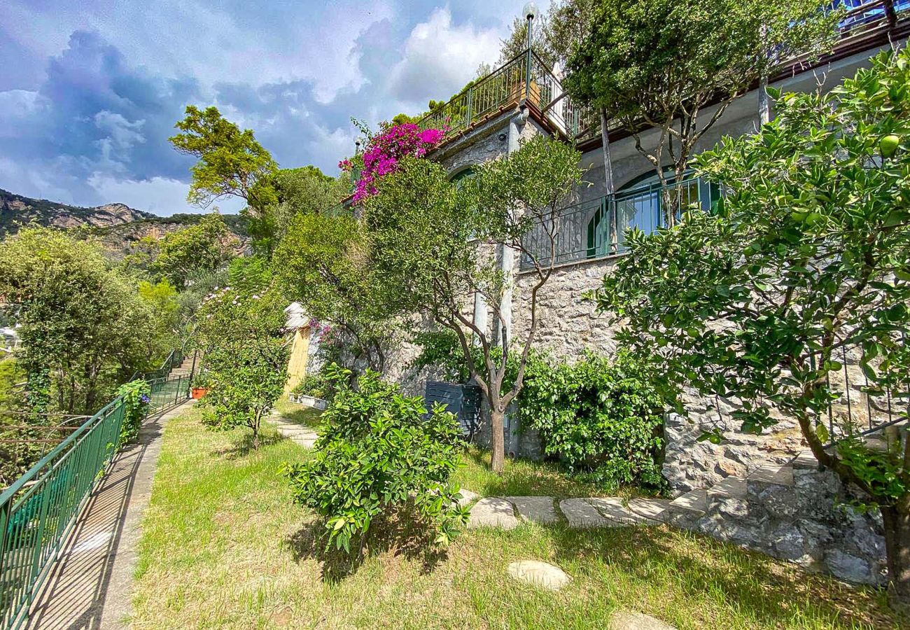 Villa a Positano - AMORE RENTALS - Villa Lo Scoglio con Accesso Diretto al Mare e Giardino 