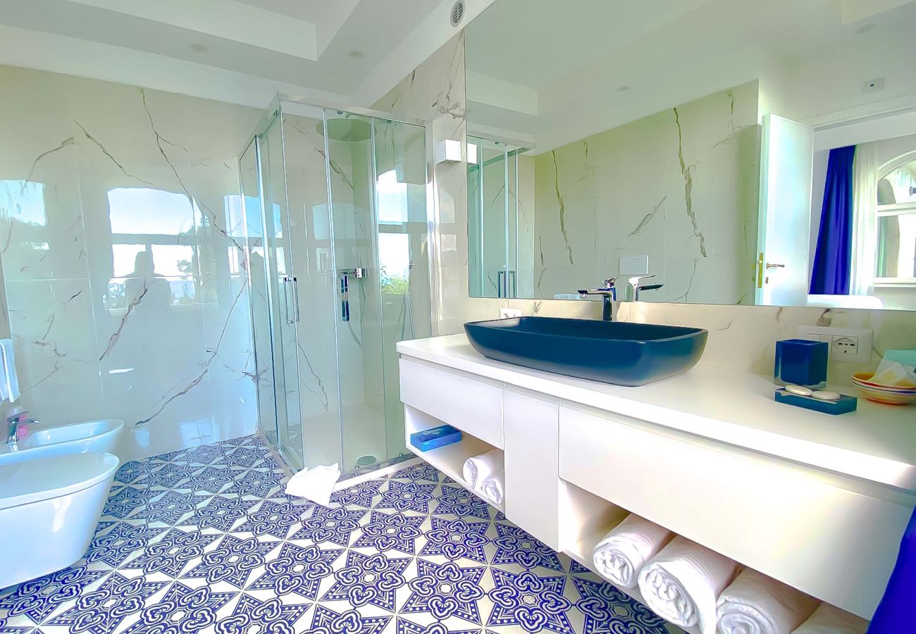 Villa a Positano - AMORE RENTALS - Villa Lo Scoglio con Accesso Diretto al Mare e Giardino 