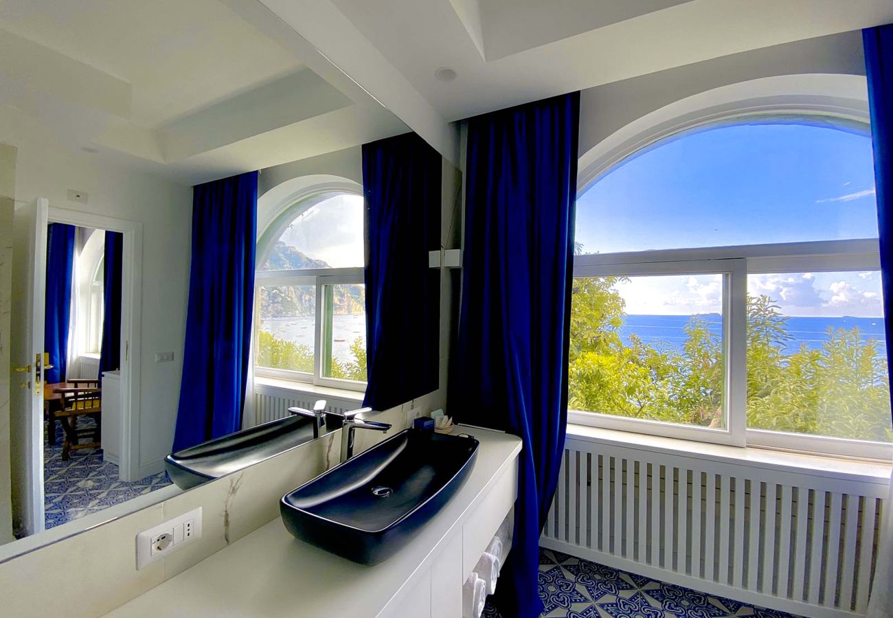 Villa a Positano - AMORE RENTALS - Villa Lo Scoglio con Accesso Diretto al Mare e Giardino 