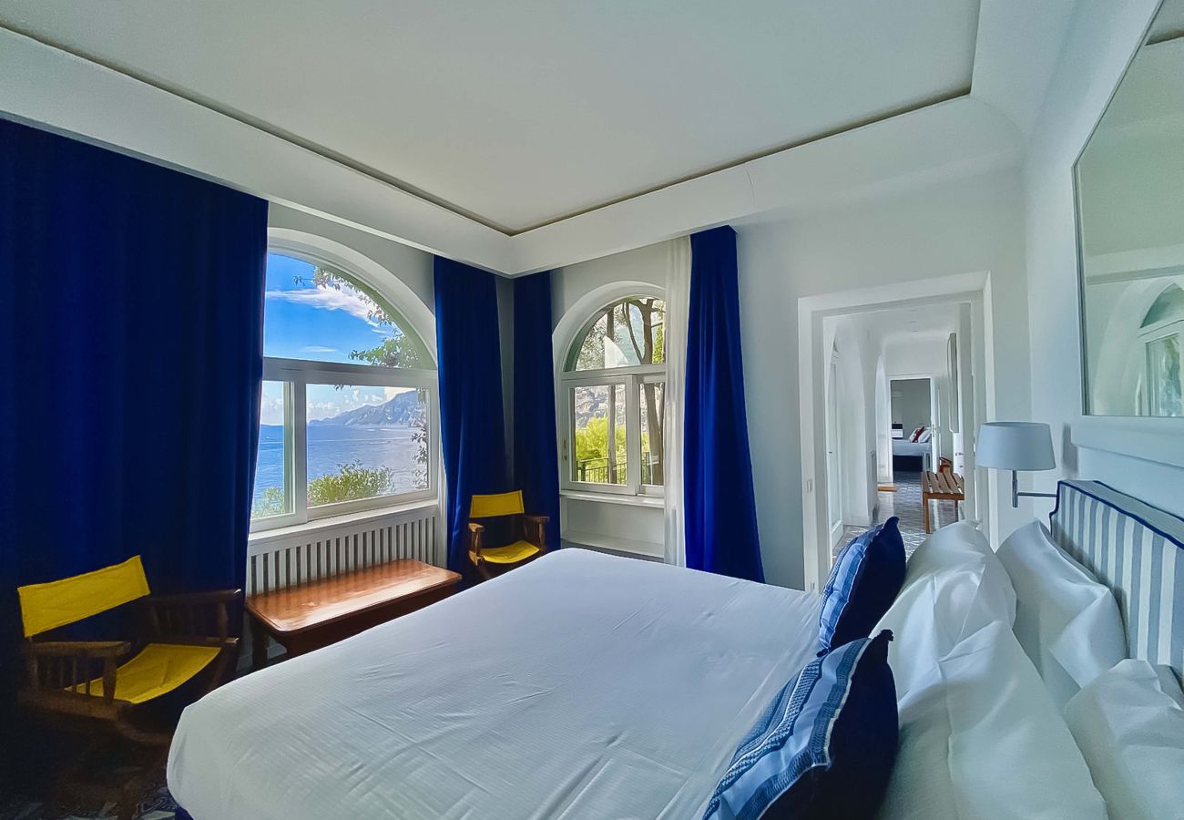 Villa a Positano - AMORE RENTALS - Villa Lo Scoglio con Accesso Diretto al Mare e Giardino 