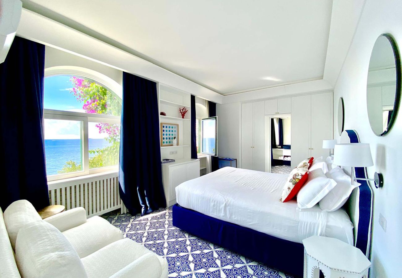 Villa a Positano - AMORE RENTALS - Villa Lo Scoglio con Accesso Diretto al Mare e Giardino 