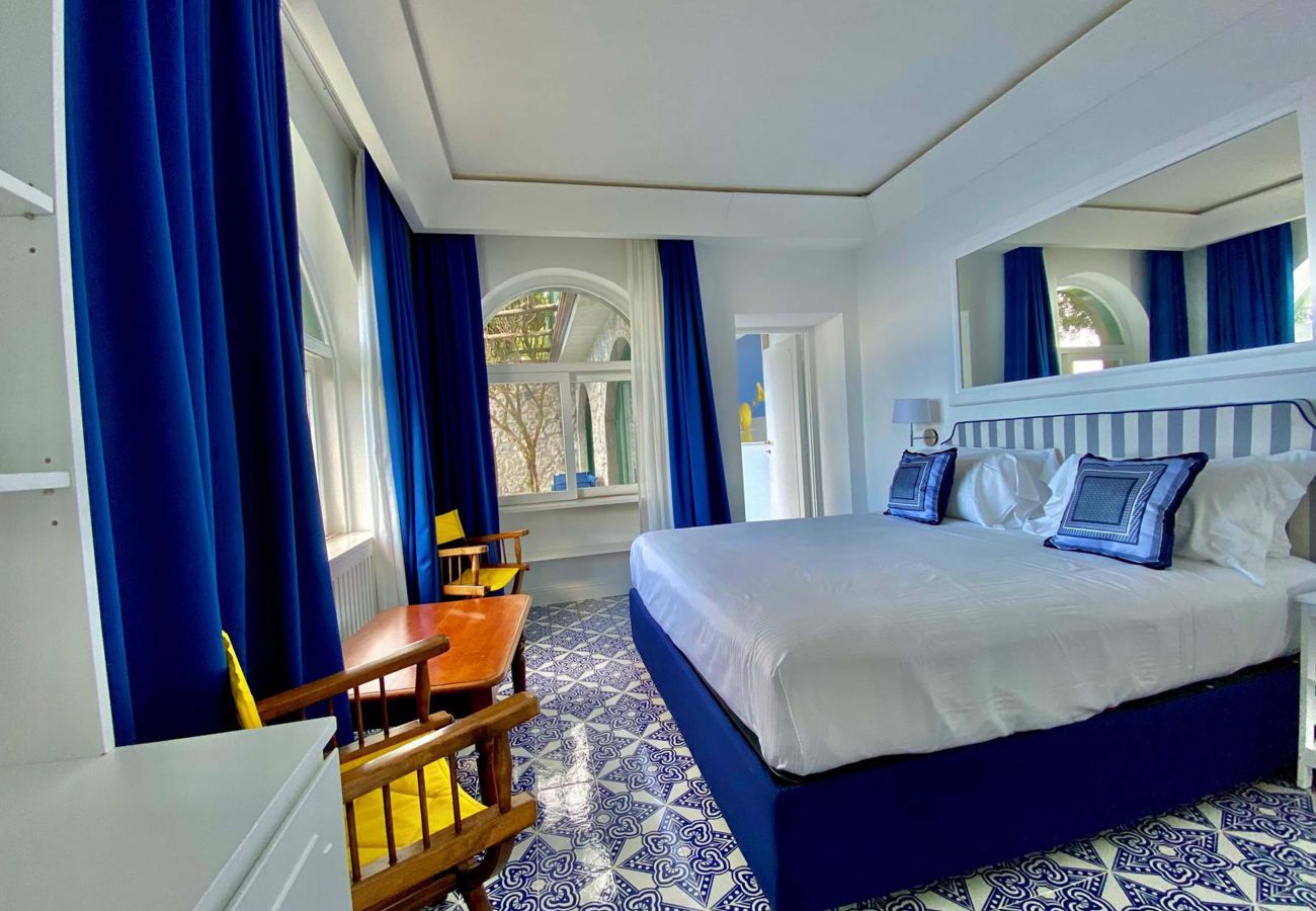Villa a Positano - AMORE RENTALS - Villa Lo Scoglio con Accesso Diretto al Mare e Giardino 
