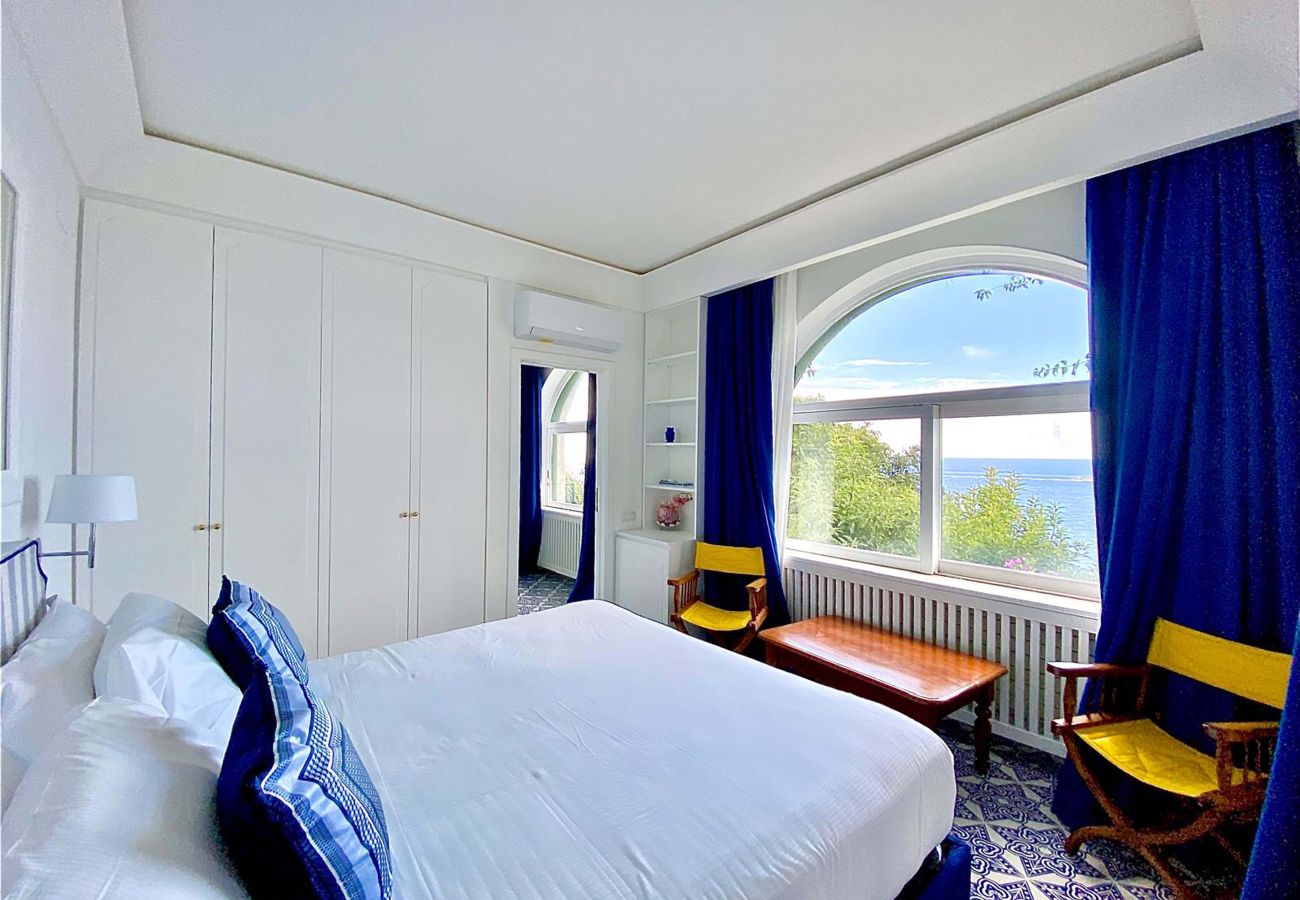 Villa a Positano - AMORE RENTALS - Villa Lo Scoglio con Accesso Diretto al Mare e Giardino 