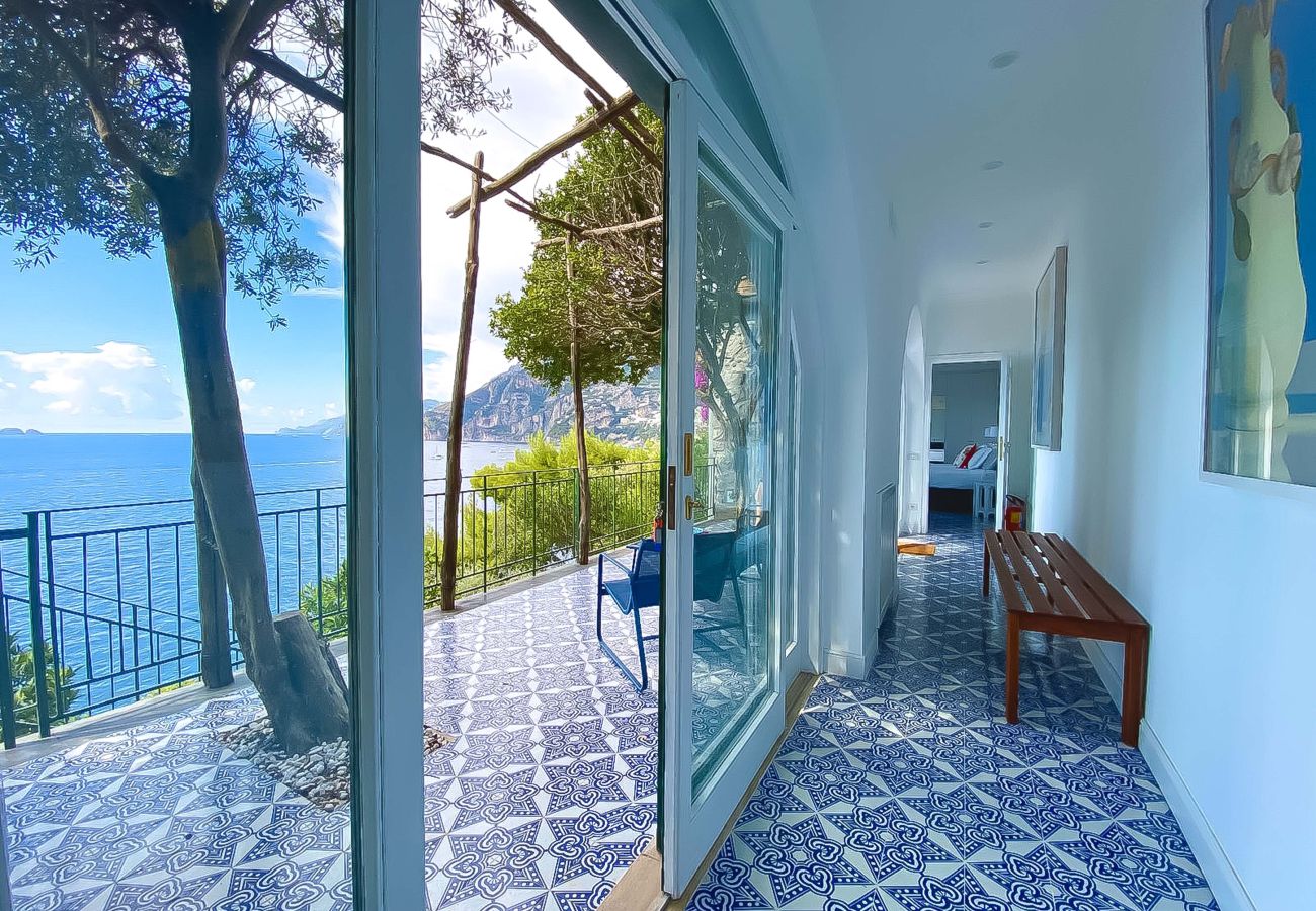 Villa a Positano - AMORE RENTALS - Villa Lo Scoglio con Accesso Diretto al Mare e Giardino 