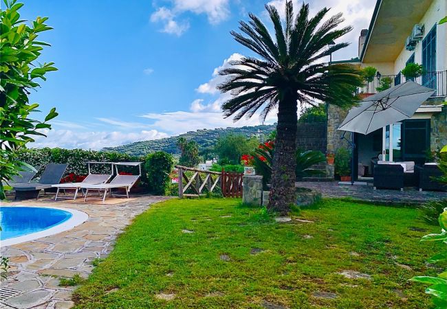 Villa a Massa Lubrense - AMORE RENTALS - Villa Stone on the Sea con Piscina Privata e Giardino Villa a Massa Lubrense - AMORE RENTALS - Villa Stone on the Sea con Piscina Privata e Giardino