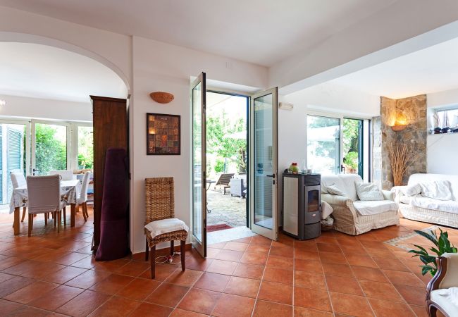 Villa a Massa Lubrense - AMORE RENTALS - Villa Stone on the Sea con Piscina Privata e Giardino Villa a Massa Lubrense - AMORE RENTALS - Villa Stone on the Sea con Piscina Privata e Giardino