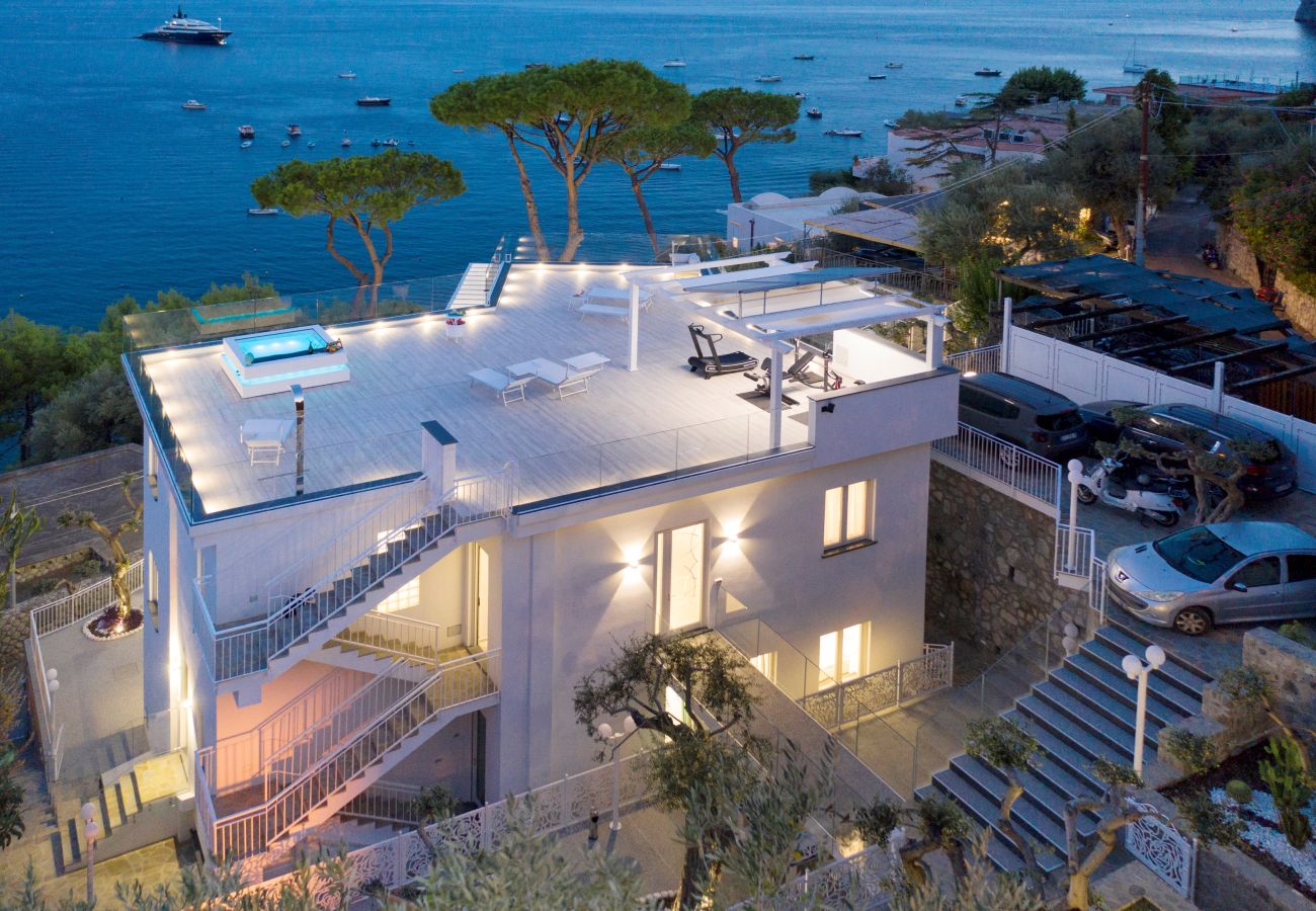 Villa a Nerano - AMORE RENTALS - Villa Iside con Piscina Privata, Vista Mare, Jacuzzi e Parcheggio