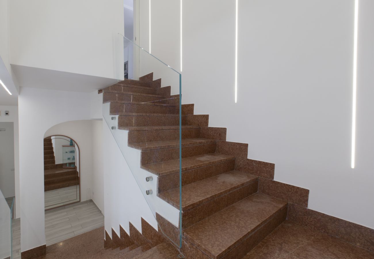 Villa a Nerano - AMORE RENTALS - Villa Iside con Piscina Privata, Vista Mare, Jacuzzi e Parcheggio
