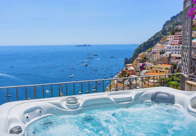 Casa a Positano - AMORE RENTALS - Casa Volte Alte con Vasca Idromassaggio, Vista Mare e Terrazza