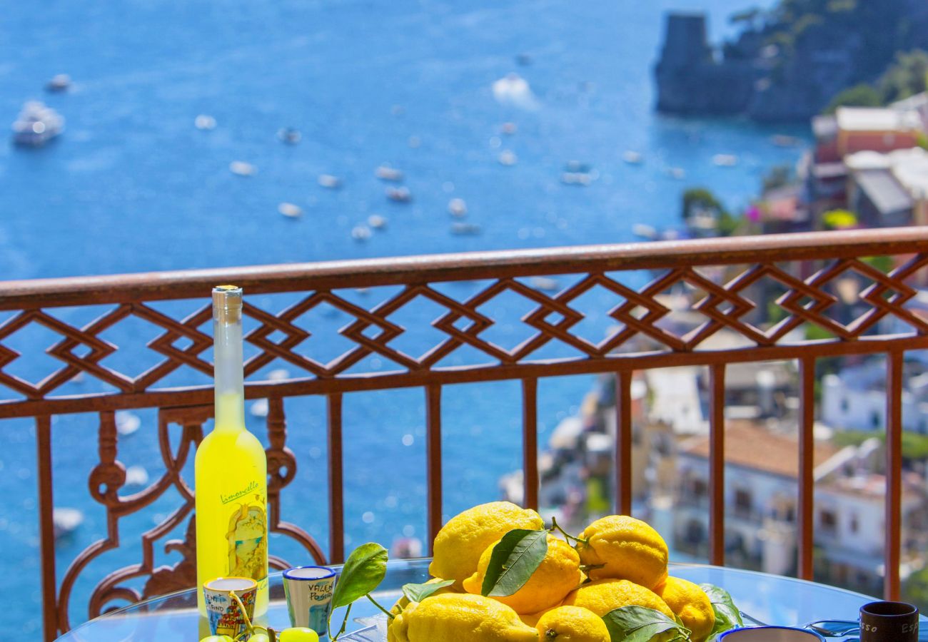 Casa a Positano - AMORE RENTALS - Casa Volte Alte con Vasca Idromassaggio, Vista Mare e Terrazza