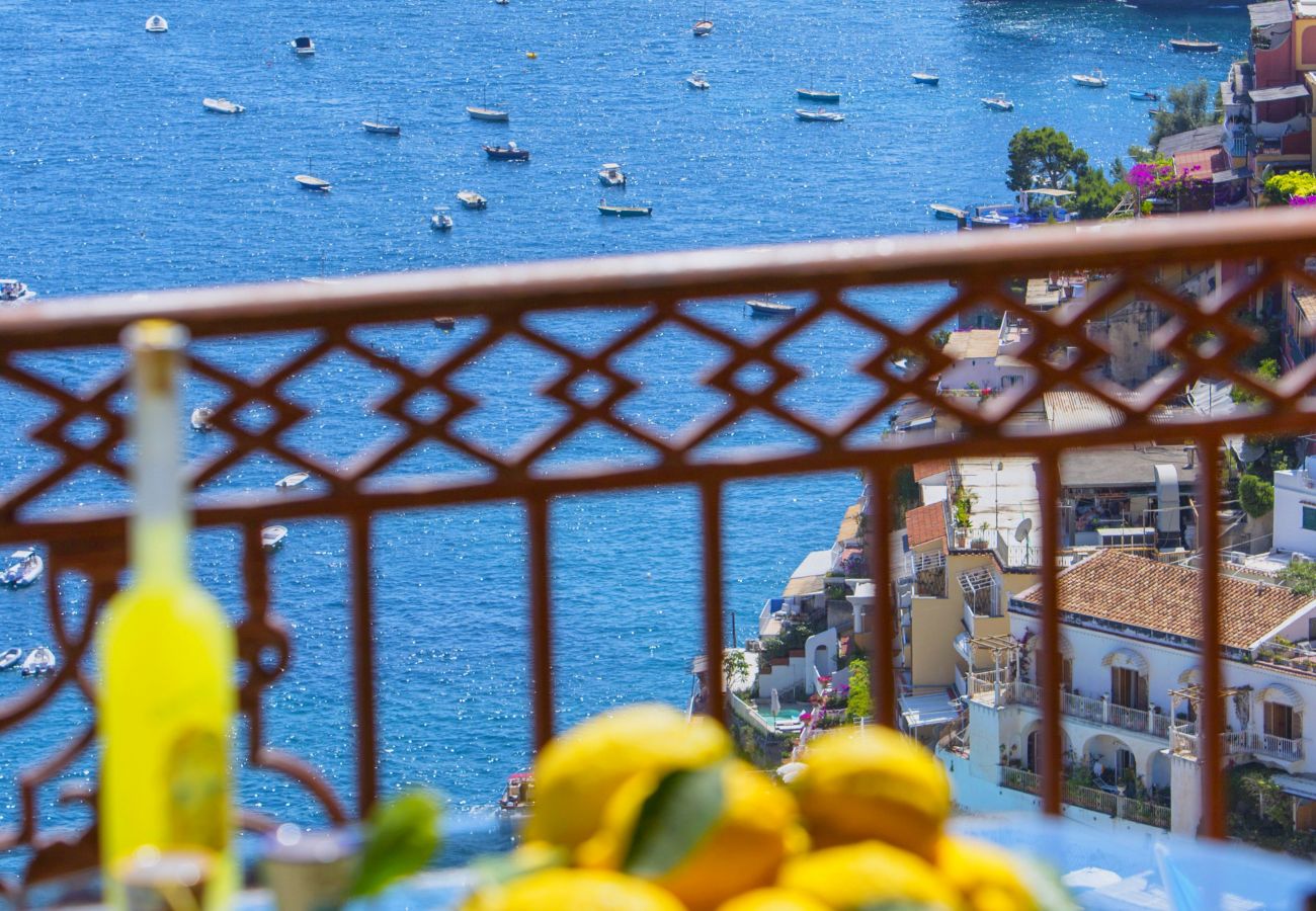 Casa a Positano - AMORE RENTALS - Casa Volte Alte con Vasca Idromassaggio, Vista Mare e Terrazza