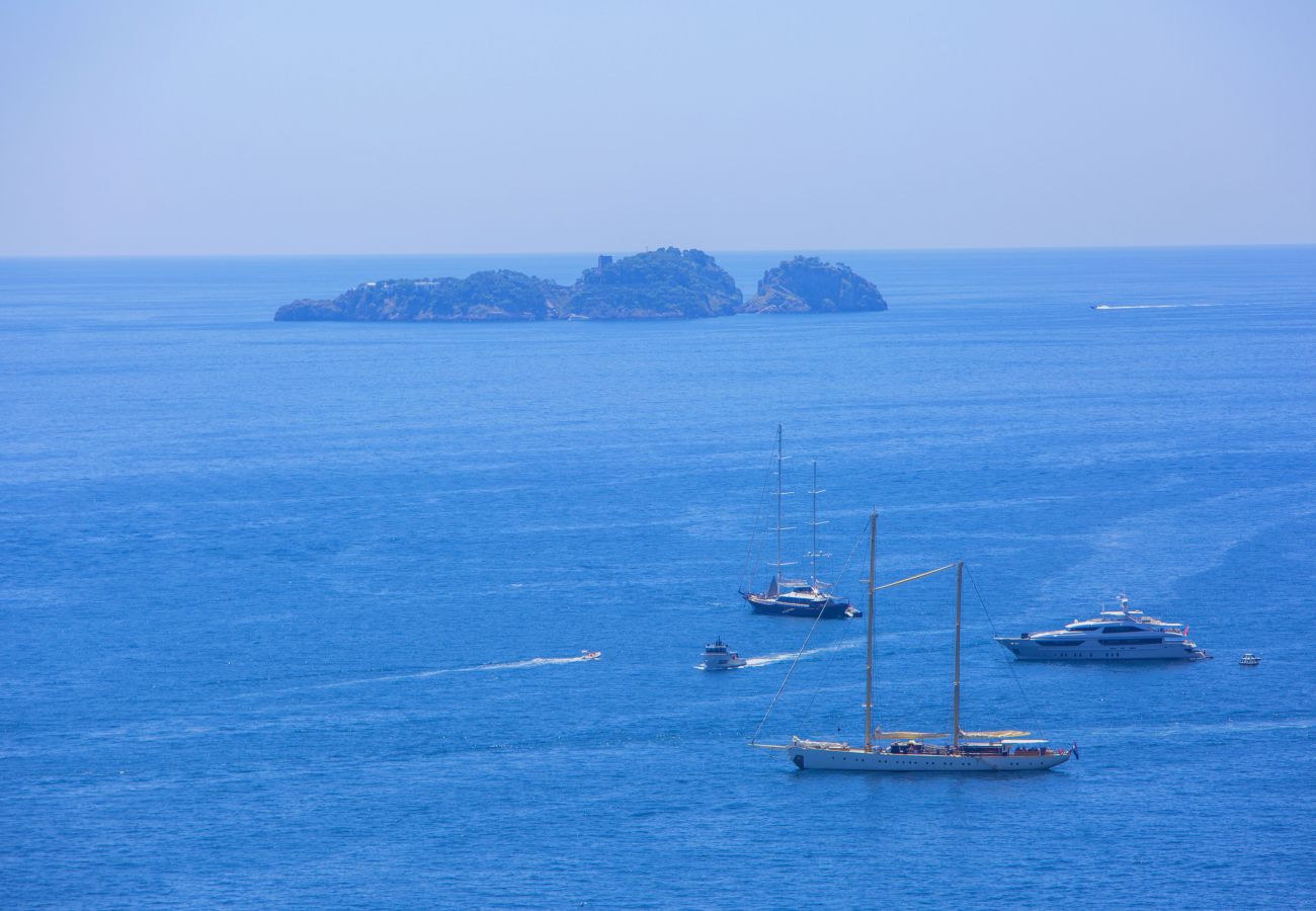 Casa a Positano - AMORE RENTALS - Casa Volte Alte con Vasca Idromassaggio, Vista Mare e Terrazza