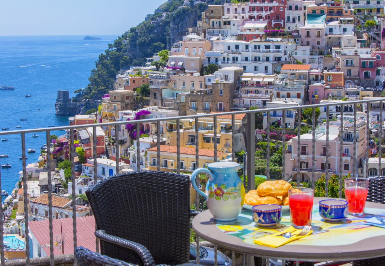 Casa a Positano - AMORE RENTALS - Casa Volte Alte con Vasca Idromassaggio, Vista Mare e Terrazza