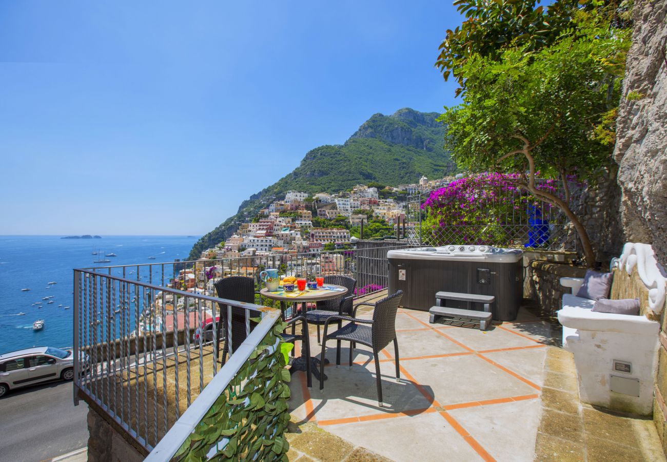 Casa a Positano - AMORE RENTALS - Casa Volte Alte con Vasca Idromassaggio, Vista Mare e Terrazza