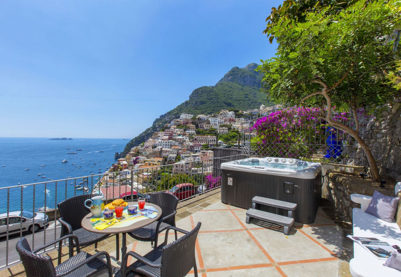 Casa a Positano - AMORE RENTALS - Casa Volte Alte con Vasca Idromassaggio, Vista Mare e Terrazza