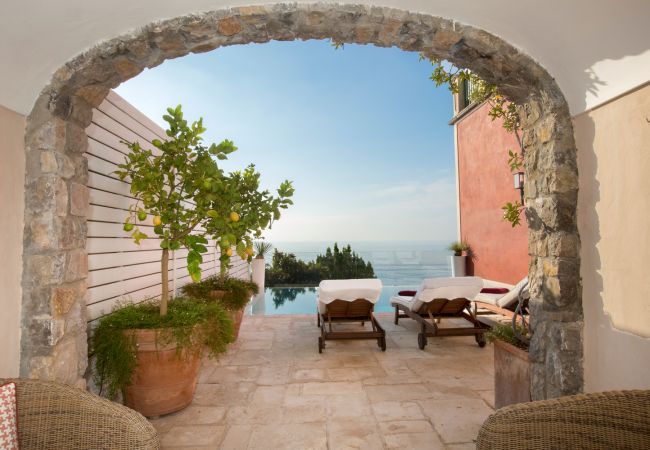 Villa a Praiano - AMORE RENTALS - Villa Aurora con Piscine Riscaldate, Vista Mare e Colazione Inclusa