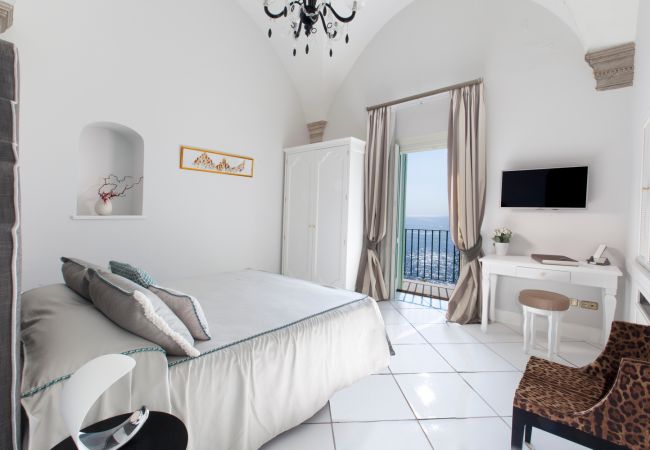 Villa a Praiano - AMORE RENTALS - Villa Aurora con Piscine Riscaldate, Vista Mare e Colazione Inclusa