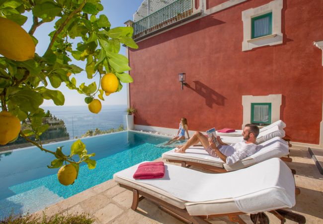 Villa a Praiano - AMORE RENTALS - Villa Aurora con Piscine Riscaldate, Vista Mare e Colazione Inclusa