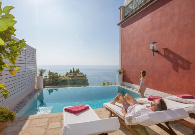 Villa a Praiano - AMORE RENTALS - Villa Aurora con Piscine Riscaldate, Vista Mare e Colazione Inclusa