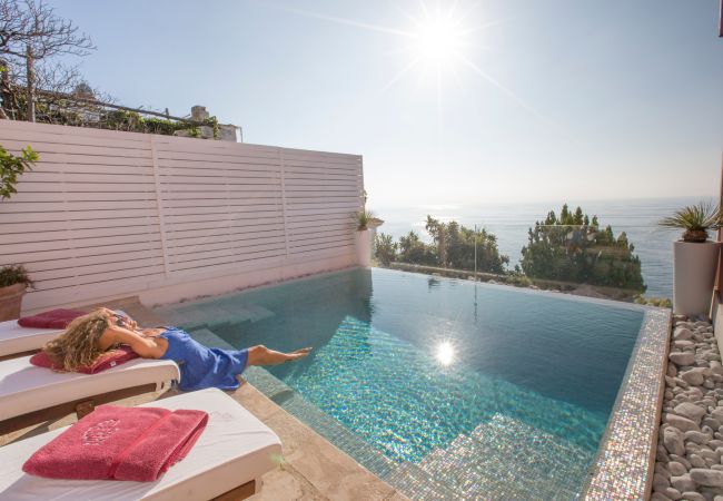 Villa a Praiano - AMORE RENTALS - Villa Aurora con Piscine Riscaldate, Vista Mare e Colazione Inclusa Villa a Praiano - AMORE RENTALS - Villa Aurora con Piscine Riscaldate, Vista Mare e Colazione Inclusa