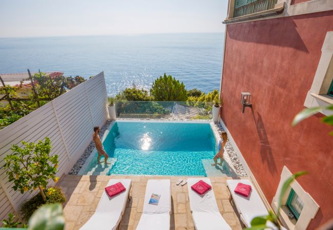 Villa a Praiano - AMORE RENTALS - Villa Aurora con Piscine Riscaldate, Vista Mare e Colazione Inclusa