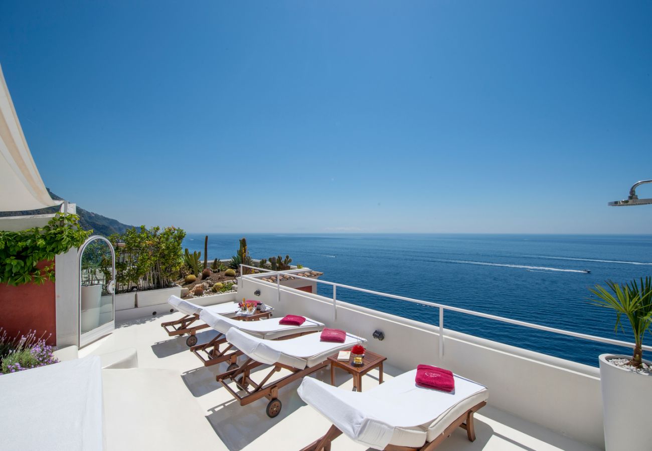 Villa a Praiano - AMORE RENTALS - Villa Aurora con Piscine Riscaldate, Vista Mare e Colazione Inclusa