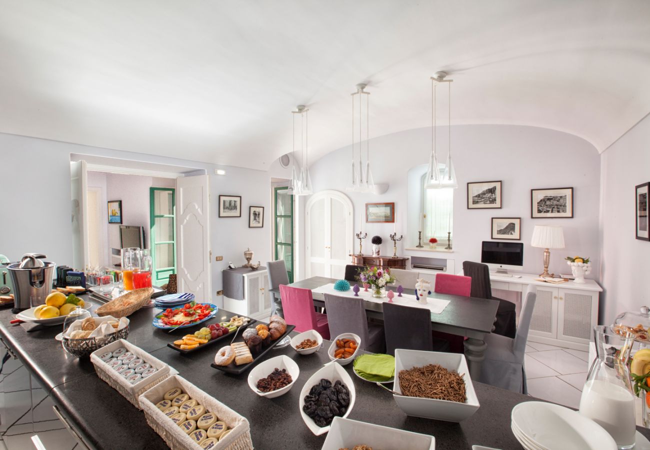 Villa a Praiano - AMORE RENTALS - Villa Aurora con Piscine Riscaldate, Vista Mare e Colazione Inclusa