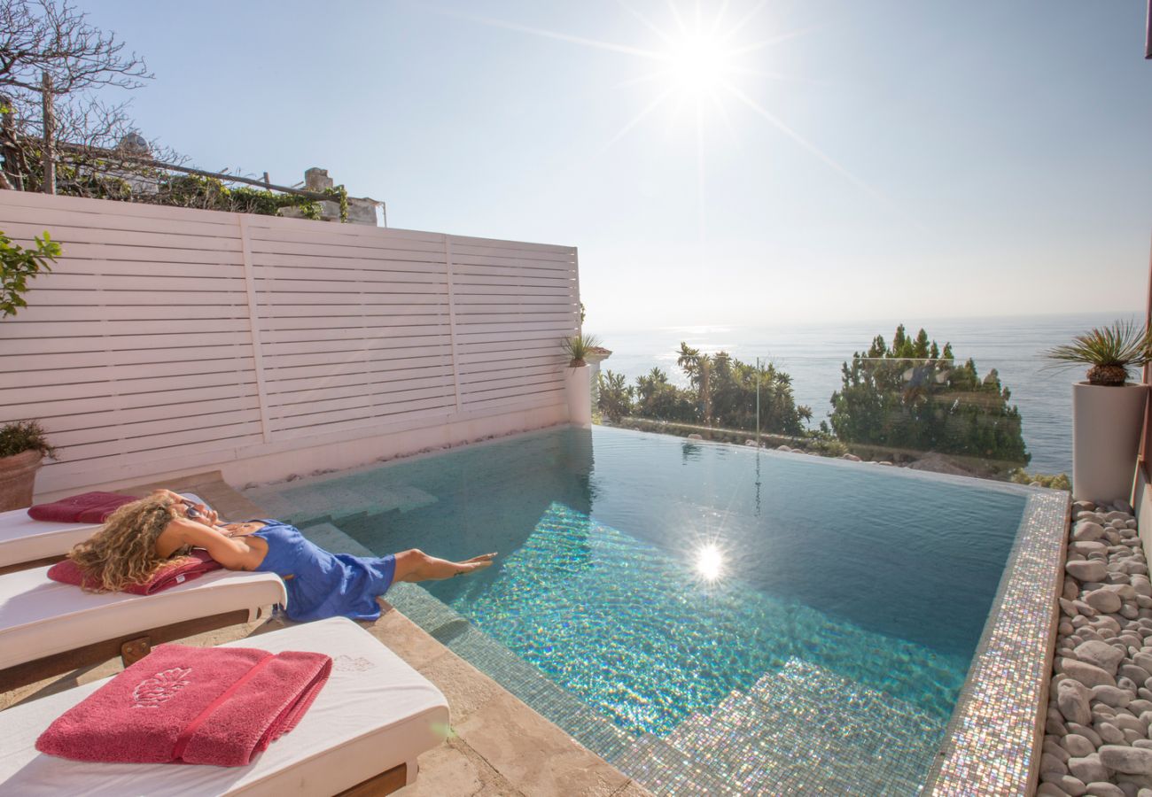 Villa a Praiano - AMORE RENTALS - Villa Aurora con Piscine Riscaldate, Vista Mare e Colazione Inclusa