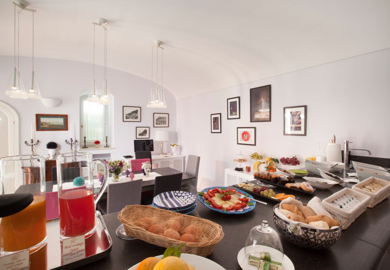 Villa a Praiano - AMORE RENTALS - Villa Aurora con Piscine Riscaldate, Vista Mare e Colazione Inclusa