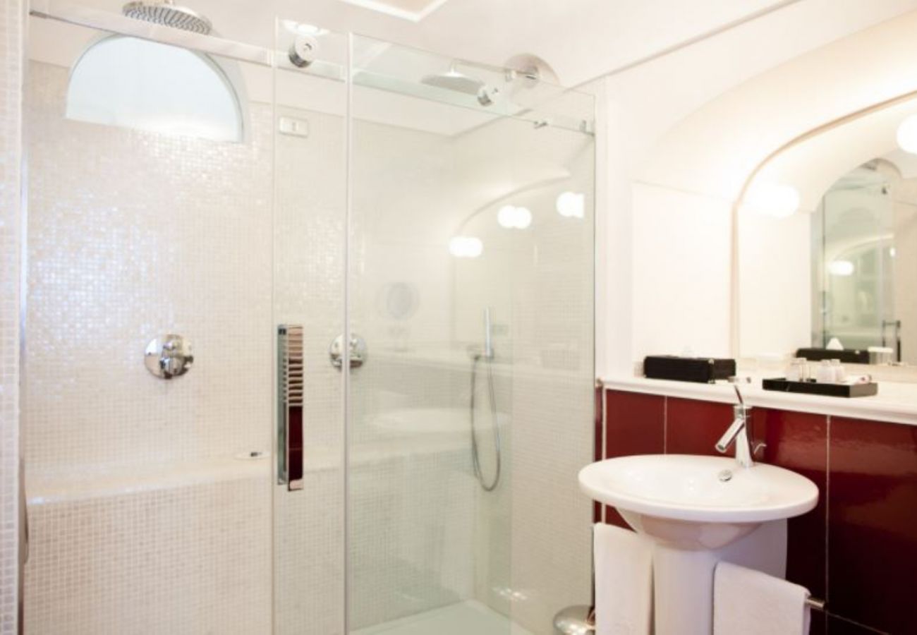 Villa a Praiano - AMORE RENTALS - Villa Aurora con Piscine Riscaldate, Vista Mare e Colazione Inclusa