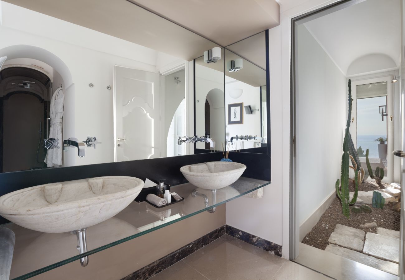 Villa a Praiano - AMORE RENTALS - Villa Aurora con Piscine Riscaldate, Vista Mare e Colazione Inclusa