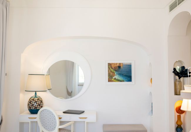 Villa a Praiano - AMORE RENTALS - Villa Mare Blu con Piscina Interna Riscaldata, Vista Mare e Colazione Villa a Praiano - AMORE RENTALS - Villa Mare Blu con Piscina Interna Riscaldata, Vista Mare e Colazione