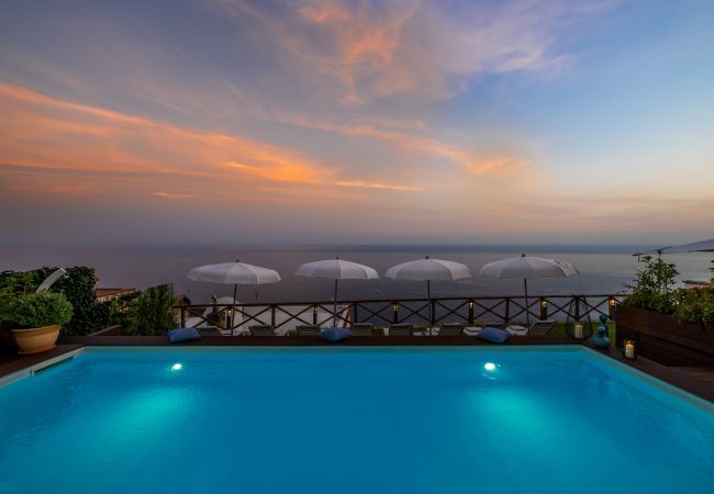 Villa a Praiano - AMORE RENTALS - Villa Mare Blu con Piscina Interna Riscaldata, Vista Mare e Colazione