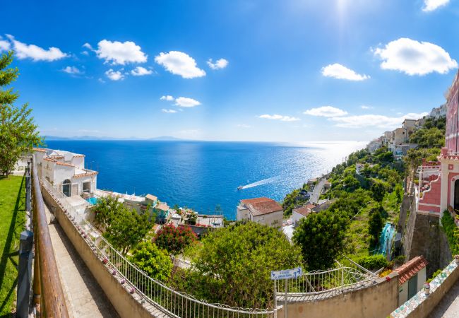 Villa a Praiano - AMORE RENTALS - Villa Mare Blu con Piscina Interna Riscaldata, Vista Mare e Colazione