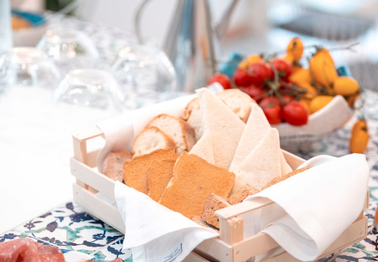 Villa a Praiano - AMORE RENTALS - Villa Mare Blu con Piscina Interna Riscaldata, Vista Mare e Colazione