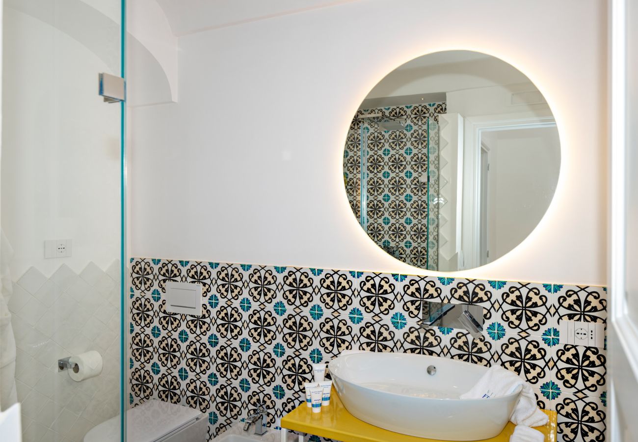 Villa a Praiano - AMORE RENTALS - Villa Mare Blu con Piscina Interna Riscaldata, Vista Mare e Colazione