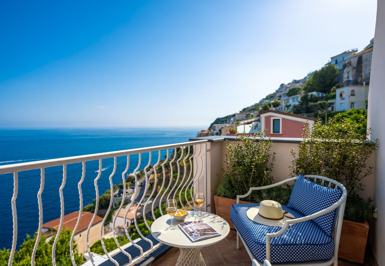 Villa a Praiano - AMORE RENTALS - Villa Mare Blu con Piscina Interna Riscaldata, Vista Mare e Colazione