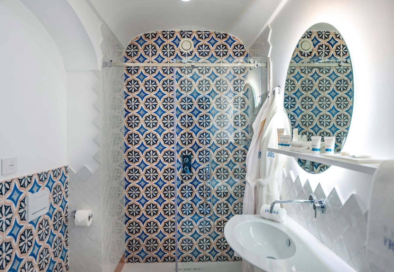 Villa a Praiano - AMORE RENTALS - Villa Mare Blu con Piscina Interna Riscaldata, Vista Mare e Colazione