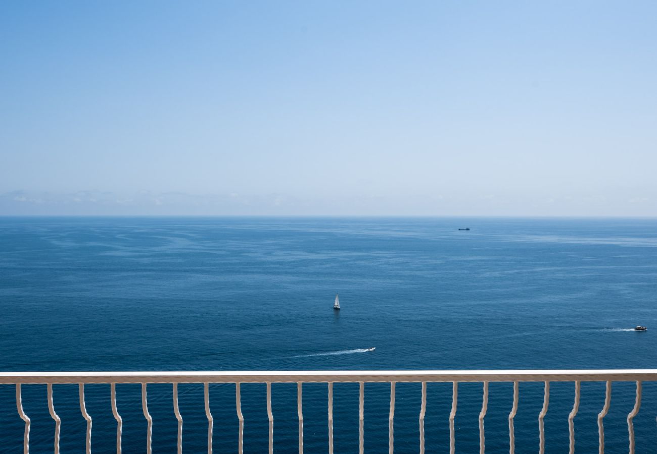 Villa a Praiano - AMORE RENTALS - Villa Mare Blu con Piscina Interna Riscaldata, Vista Mare e Colazione
