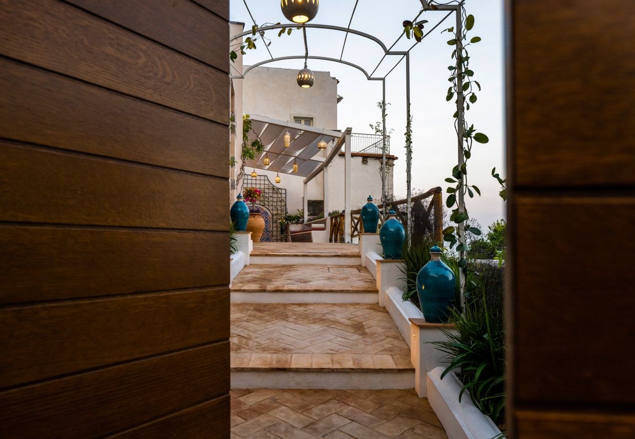 Villa a Praiano - AMORE RENTALS - Villa Mare Blu con Piscina Interna Riscaldata, Vista Mare e Colazione
