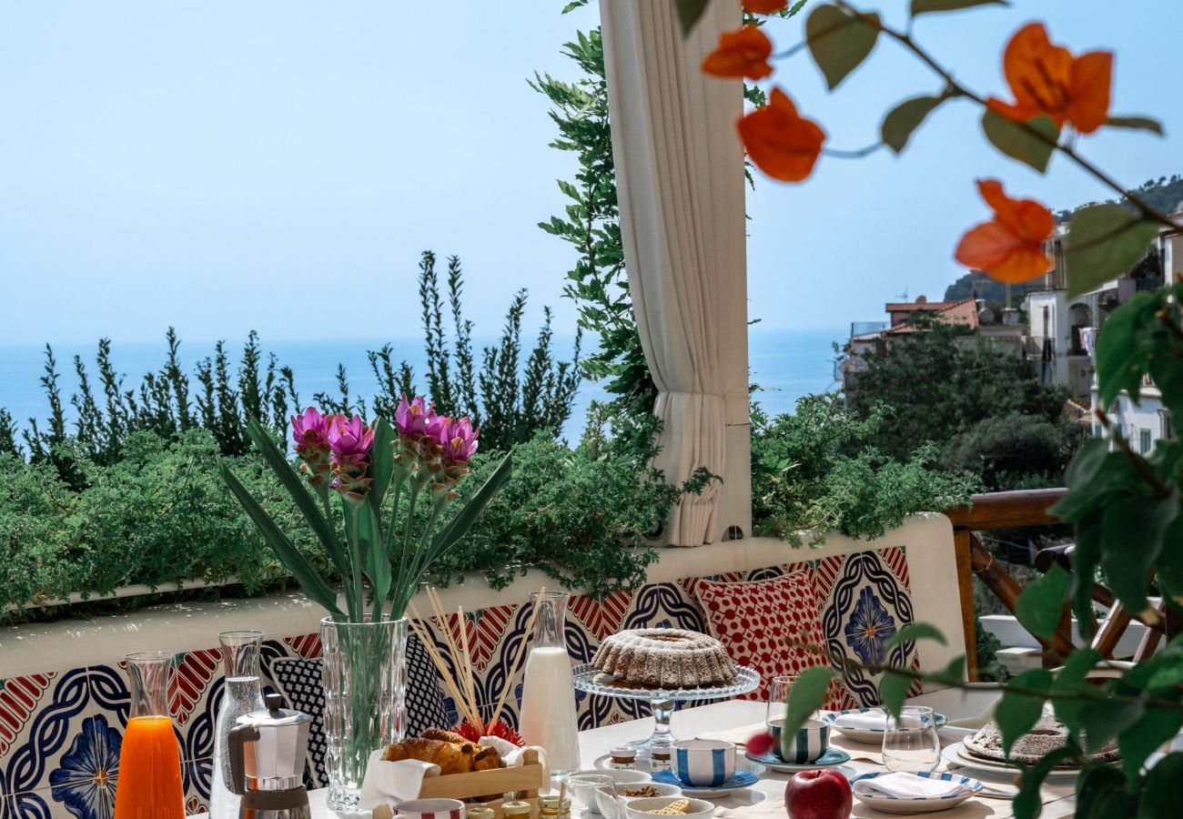 Villa a Praiano - AMORE RENTALS - Villa Mare Blu con Piscina Interna Riscaldata, Vista Mare e Colazione
