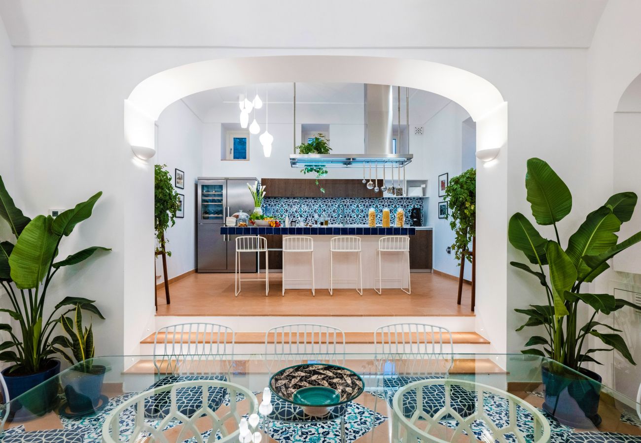 Villa a Praiano - AMORE RENTALS - Villa Mare Blu con Piscina Interna Riscaldata, Vista Mare e Colazione