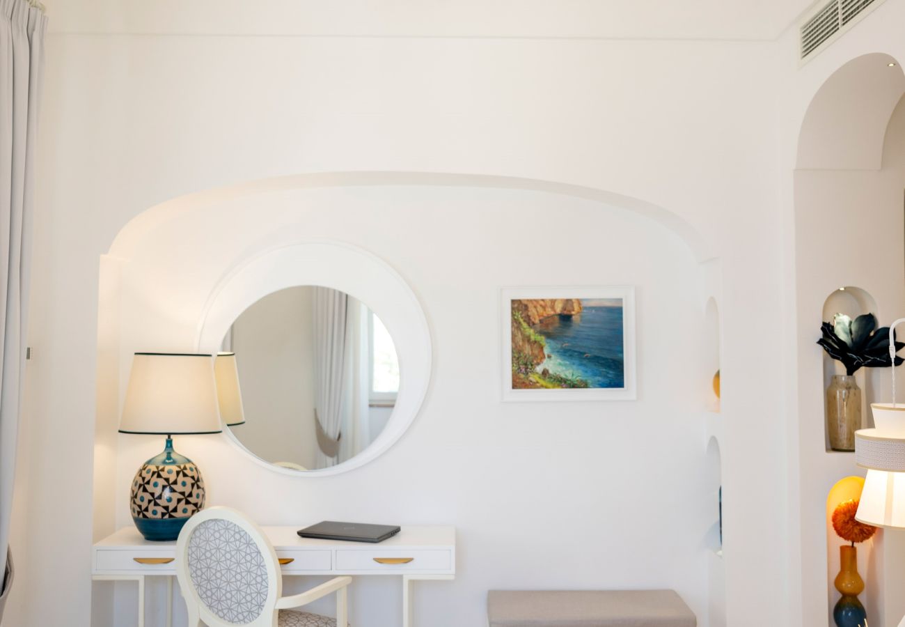 Villa a Praiano - AMORE RENTALS - Villa Mare Blu con Piscina Interna Riscaldata, Vista Mare e Colazione