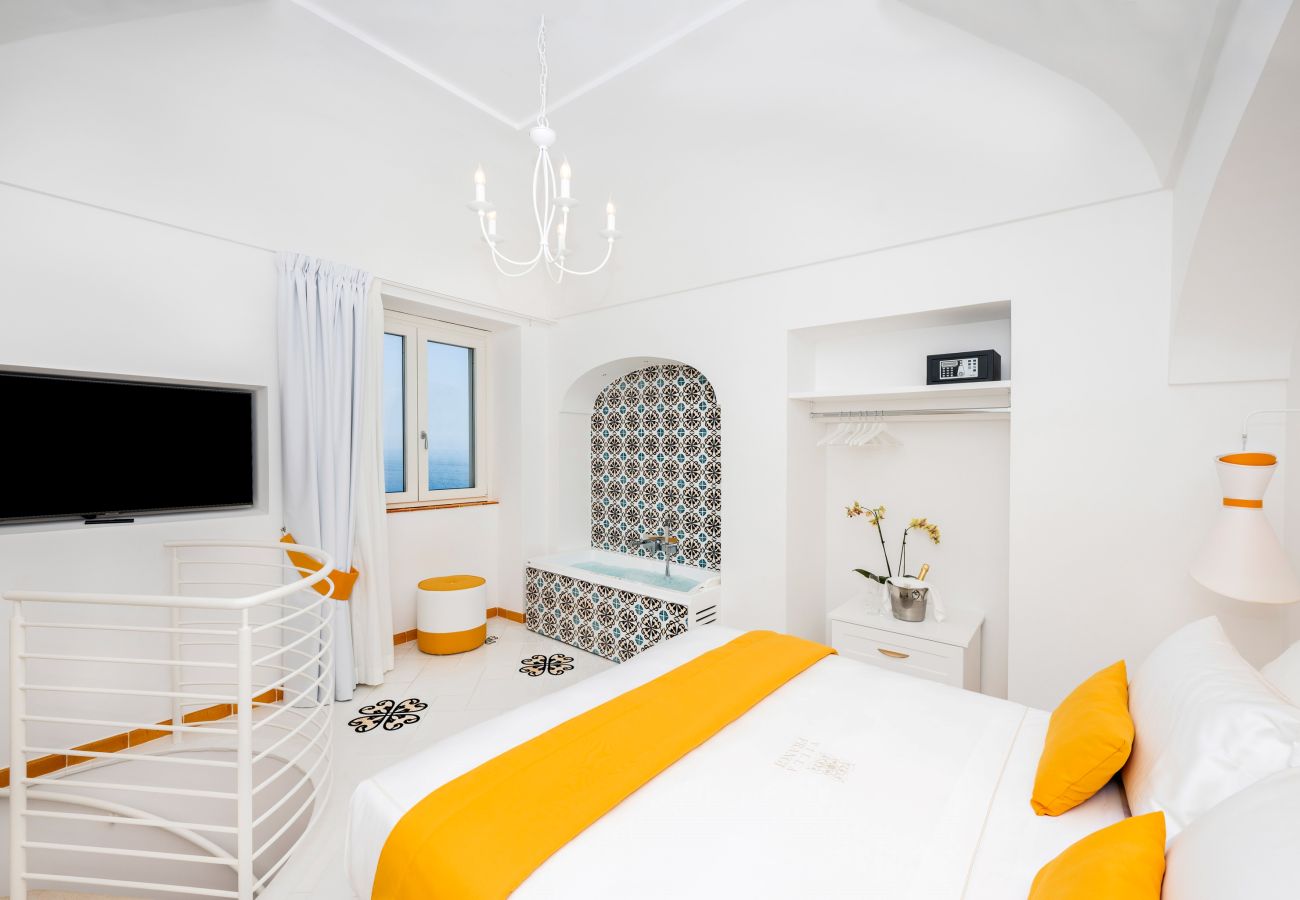 Villa a Praiano - AMORE RENTALS - Villa Mare Blu con Piscina Interna Riscaldata, Vista Mare e Colazione